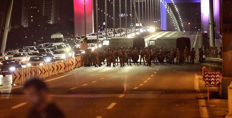 L'esercito turco blocca il passaggio sul ponte sul Bosforo a Istanbul, 15 luglio 2016 Gokhan Tan/Getty Images)